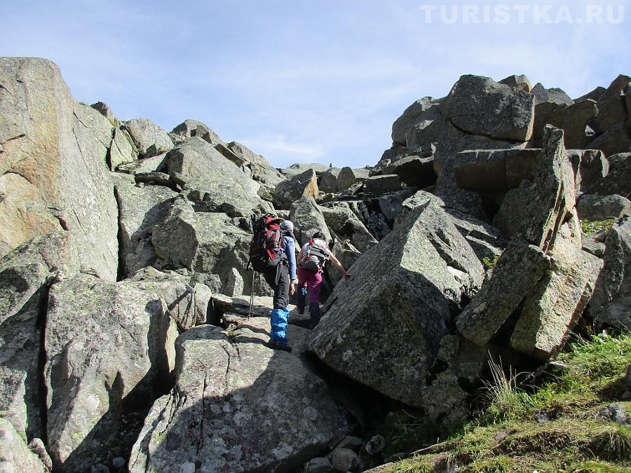 Подъем по большим камням уже перед Озером Горных духов