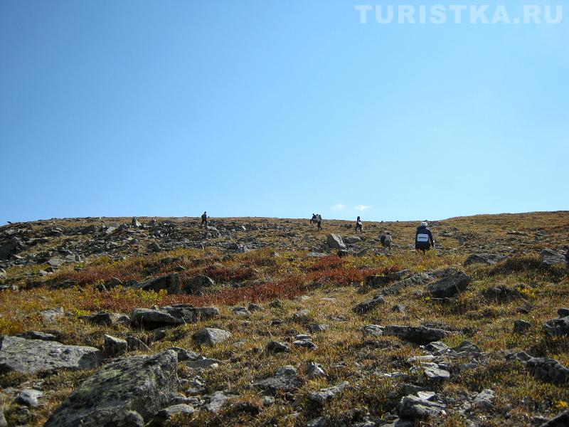 Переход вокруг озера Кыргыз над обрывом