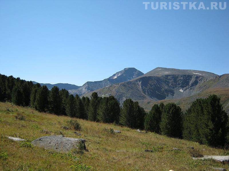 Начало пути к озеру Кыргыз от реки Акчан, по правому краю долины реки Сарыбель. Вид на гору Колбан - усеченная пирамида