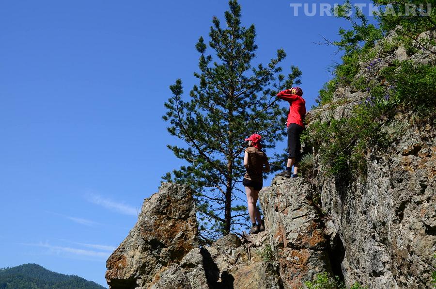 Скалы рядом с лавочками