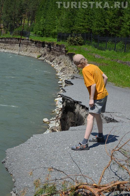 Разрушенная дорога на Ареду