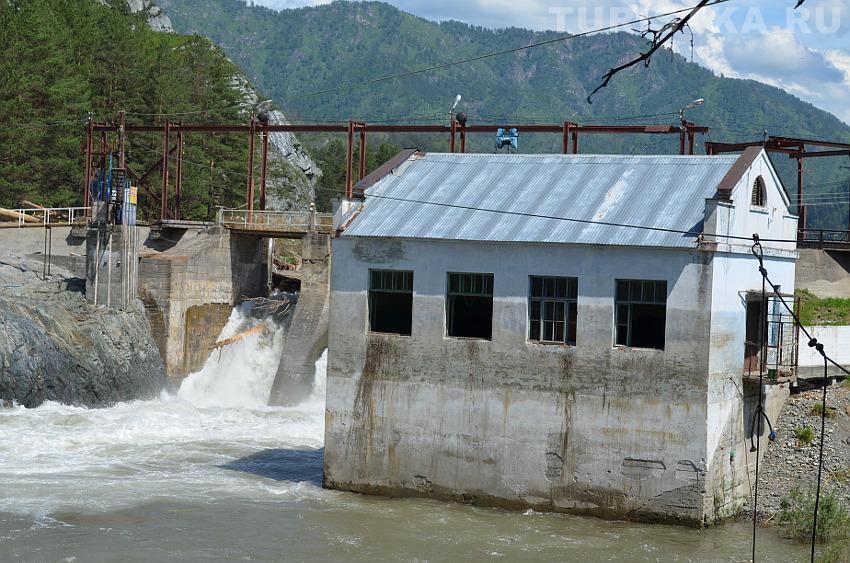 Здание Чемальской ГЭС после паводка