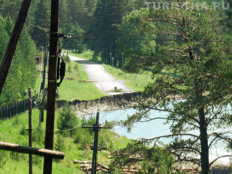 Вид с новой дороги на разрушенную дорогу к Ареде