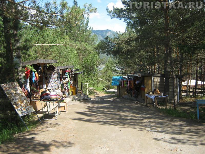 Один из сувенирных рядов на чемальской ГЭС
