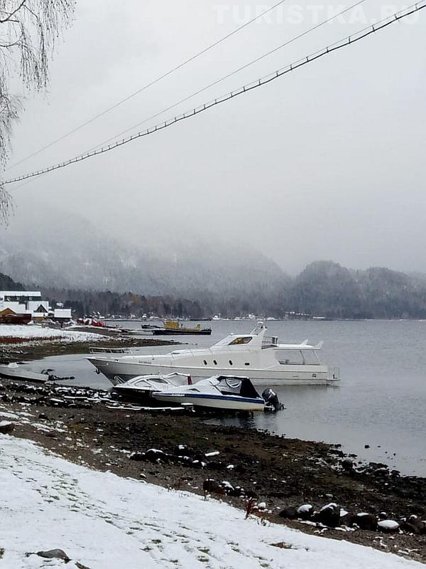 Снег на Телецком озере