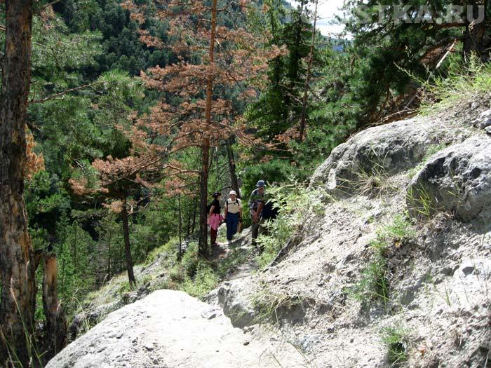 Тропа  взбирается по склону