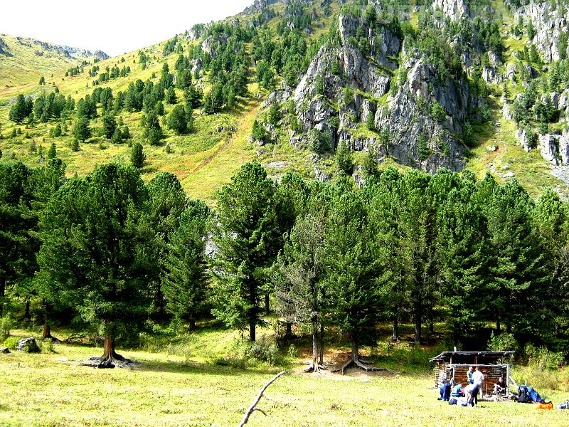 Вдоль реки Акчан, охотничья избушка