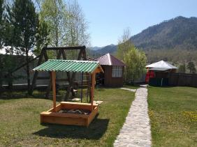 Отдых на Алтае : Базы и отели в Чемале : Усадьба Коротковых : Второй дом, детская площадка на территории
