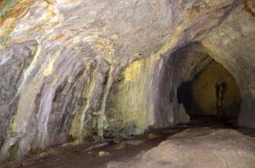 Отдых на Алтае : Чуйский тракт : Белобомская пещера : Большой зал с камнем по середине