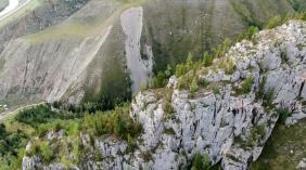 Отдых на Алтае : Чуйский тракт : Белобомская пещера : Массив, в котором находится пещера