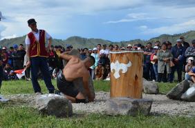 Алтай : Эл-Ойын 2022 : Соревнование по поднятию камня