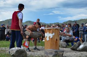 Алтай : Эл-Ойын 2022 : Соревнование по поднятию камня