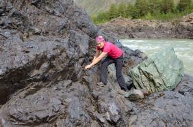 Туристка.Ру : Фотоконкурс СМЕХОТУРИКИ 2026 : Около Ороктойского моста : Все за мной! Я знаю короткую дорогу!  