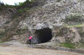 Туристка.Ру : Фотоконкурс СМЕХОТУРИКИ 2026 : Еландинские штольни : Я: А нам на вершину точно туда? Навигатор: Да! через 200 метров поверните вертикально вверх и двигайтесь прямо 1 километр