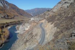 Горный Алтай : Золотая осень на Алтае : Чуя около памятника Кольке Снегиреву