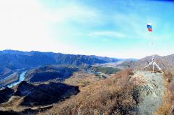 Горный Алтай : Что посмотреть в Чемале : Гора Верблюд : На вершине горы Верблюд, вид на реку Катунь, Чемальское водохранилище, село Чемал