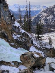 Замерзший водопад, скалы, Северо-Чуйский хребет