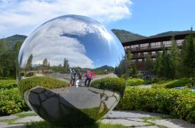 Туристка.Ру : Фотоконкурс СМЕХОТУРИКИ 2026 : Курорт Манжерок : - Свет мой зеркальце? - Нет! Камера фиксации. Вас посчитали!