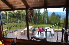 Туристка.Ру : Фотоконкурс СМЕХОТУРИКИ 2026 : Курорт Манжерок : - А вы давно ждёте официанта? Может уже доставку закажем?