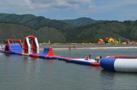 Горный Алтай : Надувной мост через озеро в развлекательном комплексе Рублевка