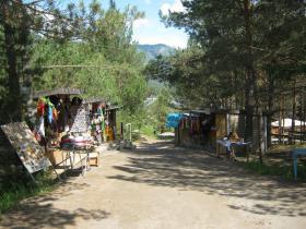 Горный Алтай : Один из сувенирных рядов на чемальской ГЭС