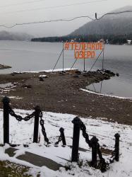 Отдых на Алтае : Базы на Телецком озере : Отель «Приют горнолыжника» : Снег на Телецком озере