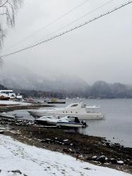 Отдых на Алтае : Базы на Телецком озере : Отель «Приют горнолыжника» : Снег на Телецком озере