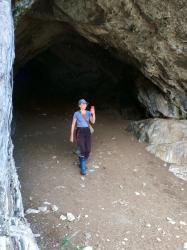 Фотоконкурс : СМЕХОТУРИКИ 2026 : Куюлинская пещера в Шебалинском районе Горного Алтая : Я иду такая вся в Дольче & Габбана