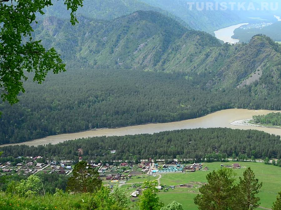 Вид на село Турбаза Катунь с обзорной горы