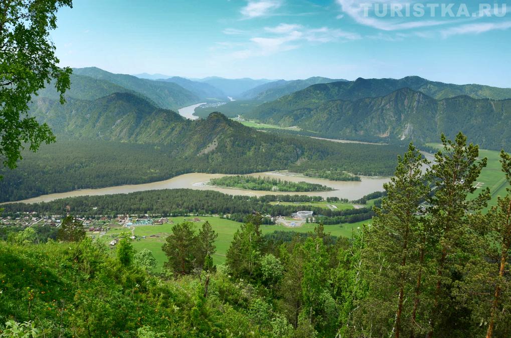 Слева - село Турбаза Катунь, правее - аквапарк Турситб