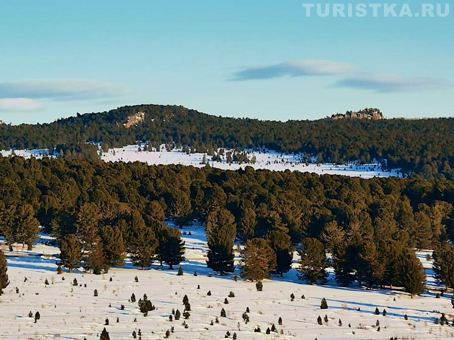 Скалы Ласточкино гнездо - справа. Вид от базы Динамо