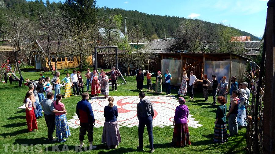 Хороводы на поляне комплекса