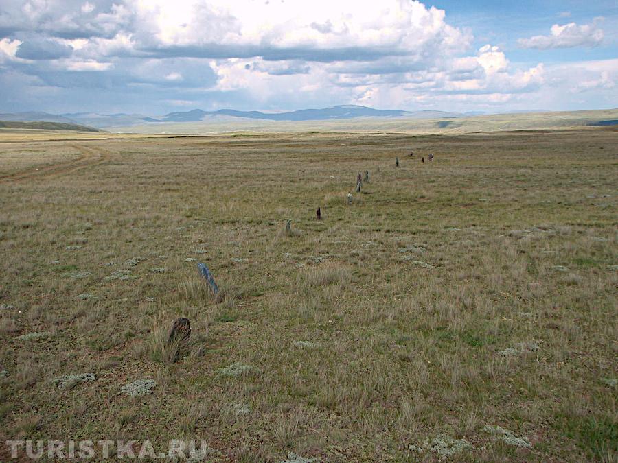 Балбалы рядом к курганом