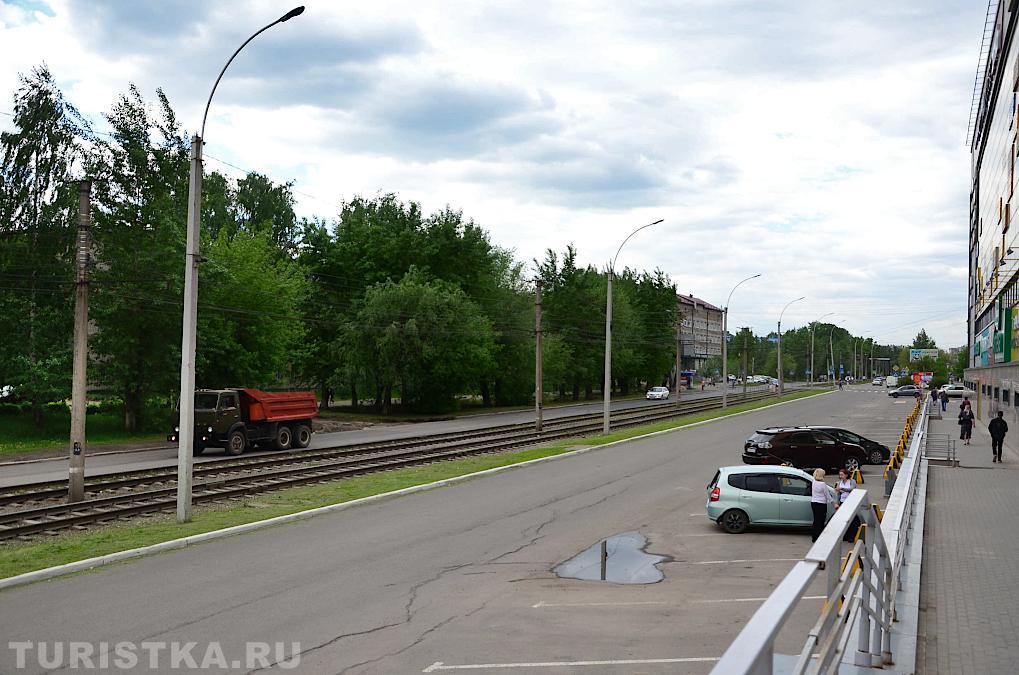 Трамвайные пути рядом с торговым центром Воскресенье
