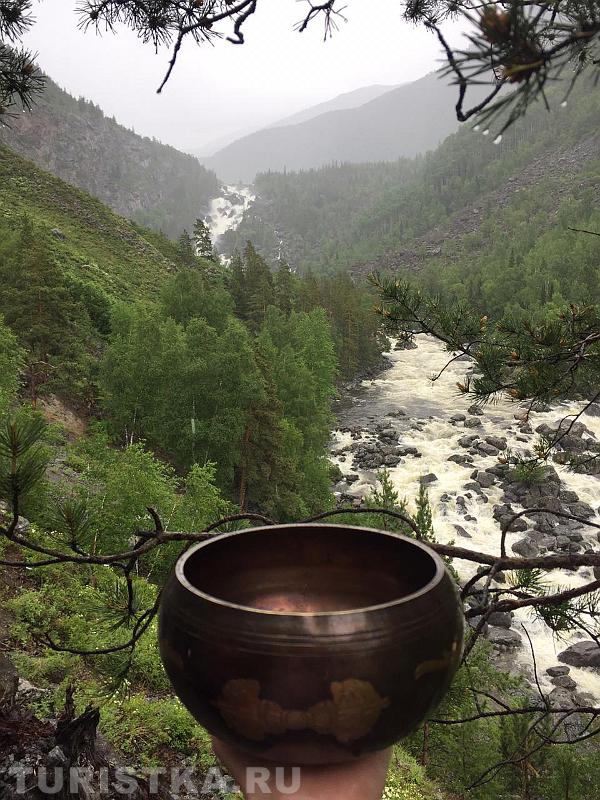 Река Чульча и вдалеке - водопад Учар