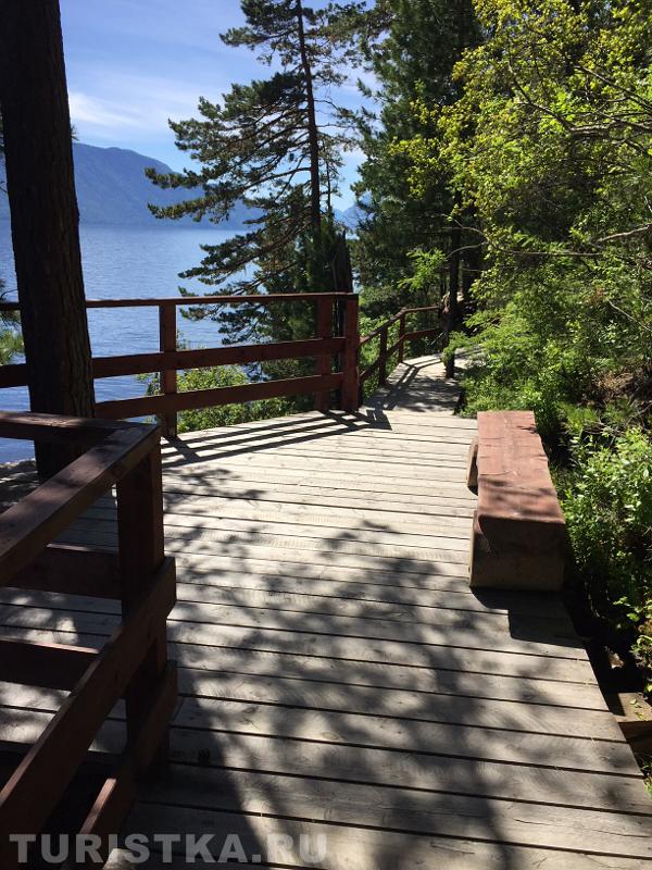 Дорожка вдоль озера со смотровыми площадками
