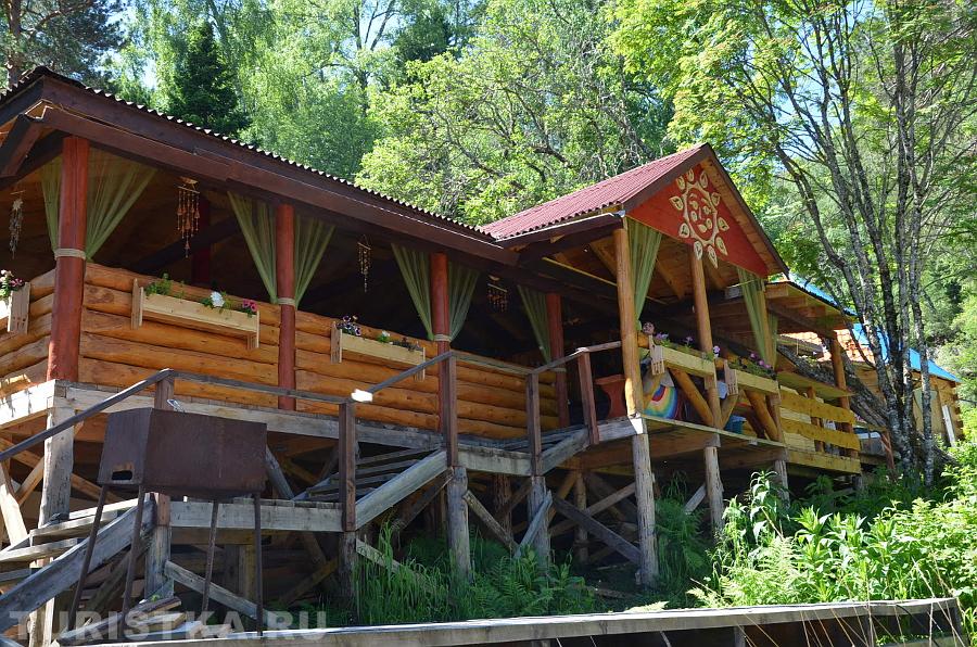 Кафе на берегу