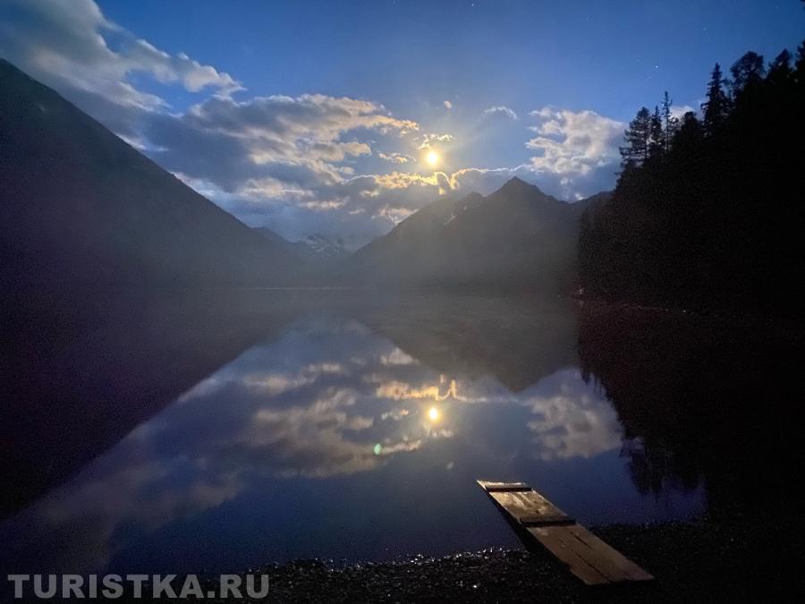 Луна над Нижним Мультинским озером