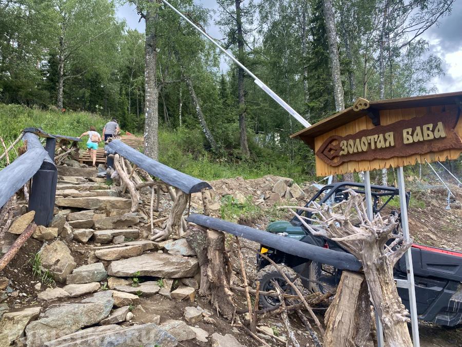 Проход к Зоолотой бабе на верхней станции гондольного подъемника