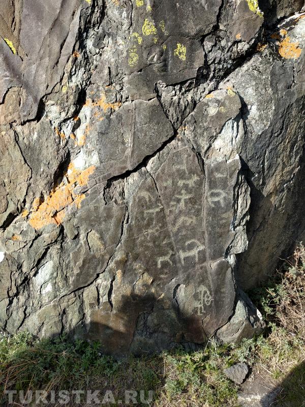 Петроглифы Куюсского грота 