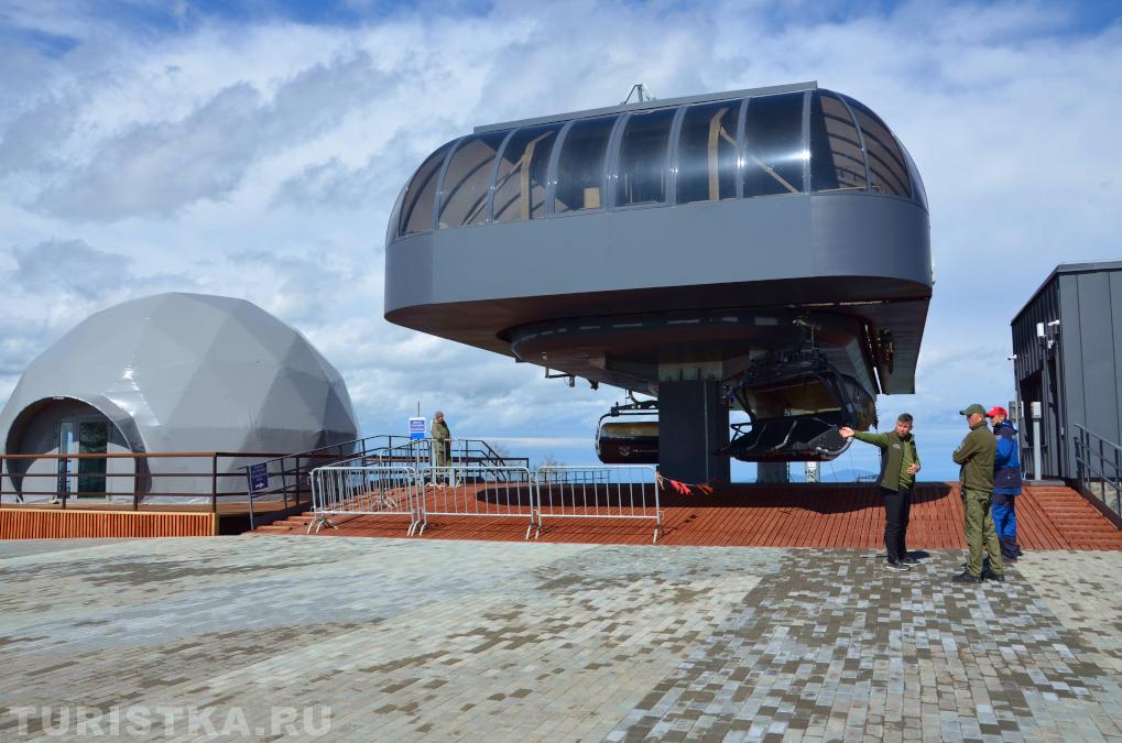 На верхней станции подъемника Ледник