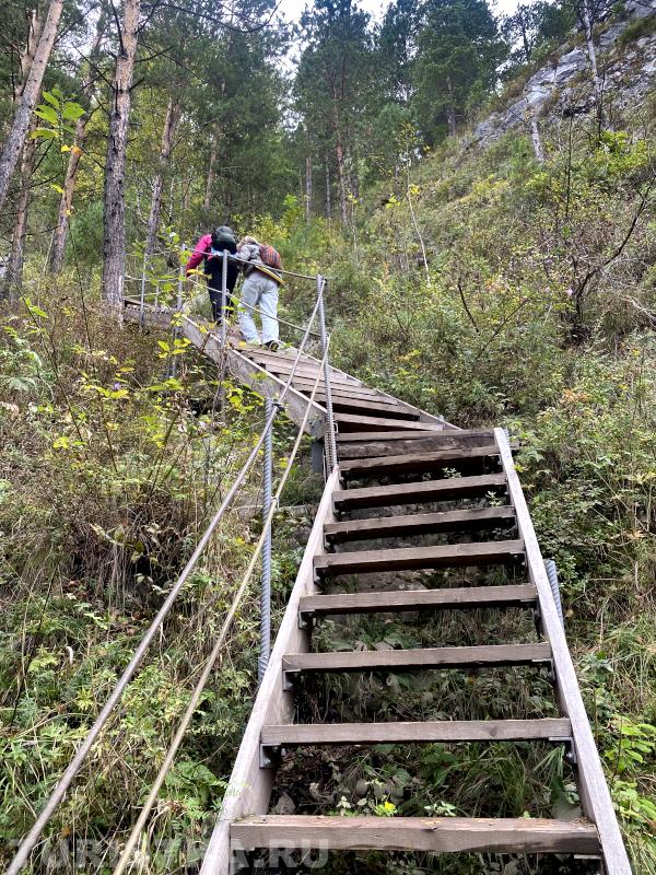 Подъем к смотровой площадке от выхода с камнем