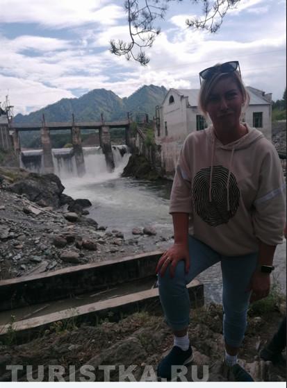 2. "Везде обман, а на картинке все больше." Село Чемал.