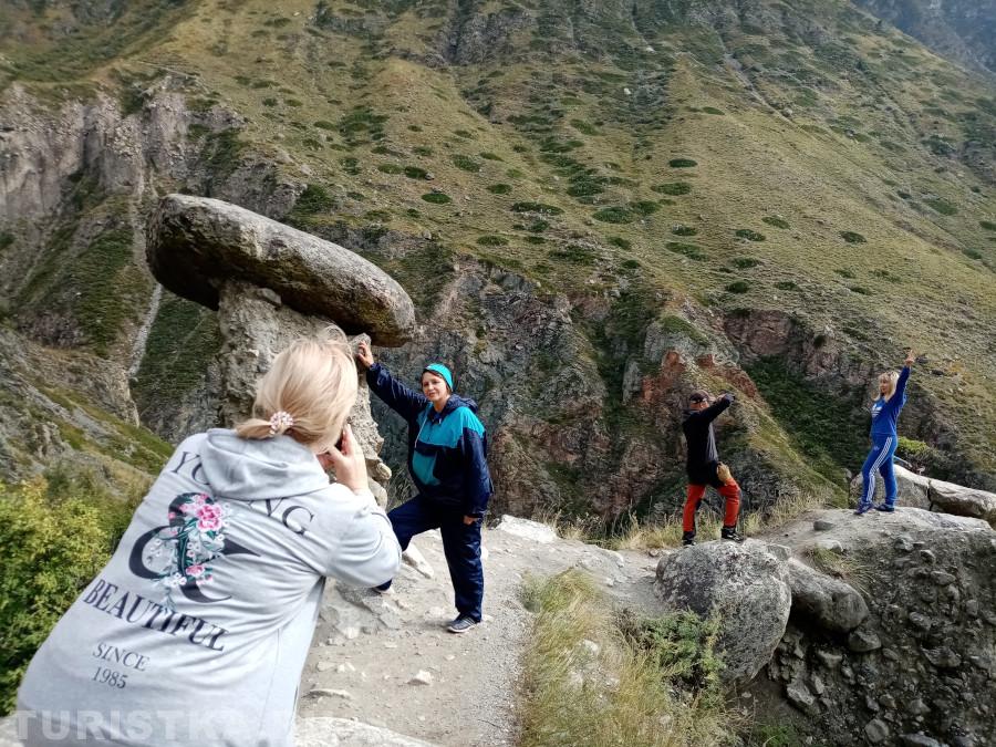 1. "Я всегда с собой беру мою фотокамеру и пару моделей". Каменные грибы долина Чулышмана.
