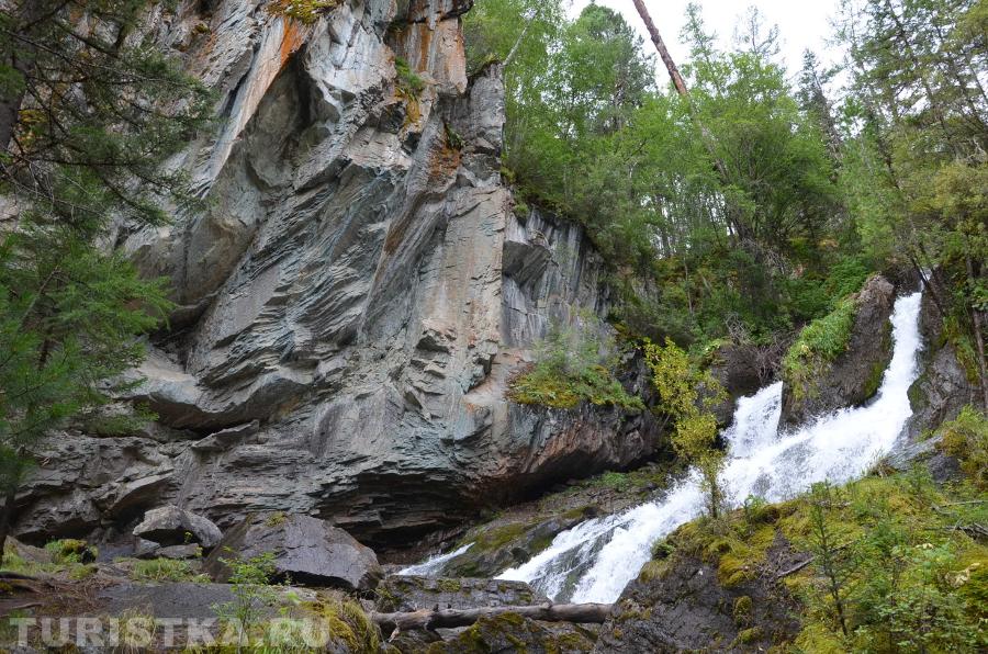 Скала у водопада
