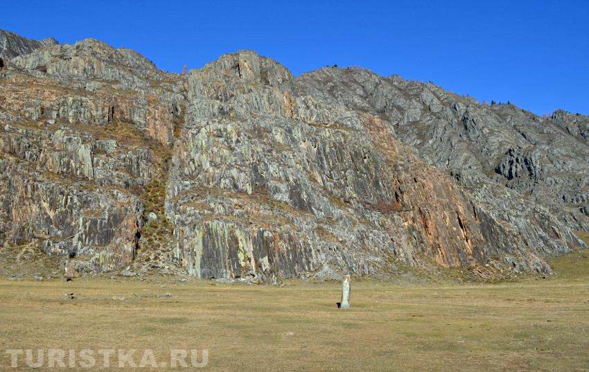 Вид на каменного воина с дороги