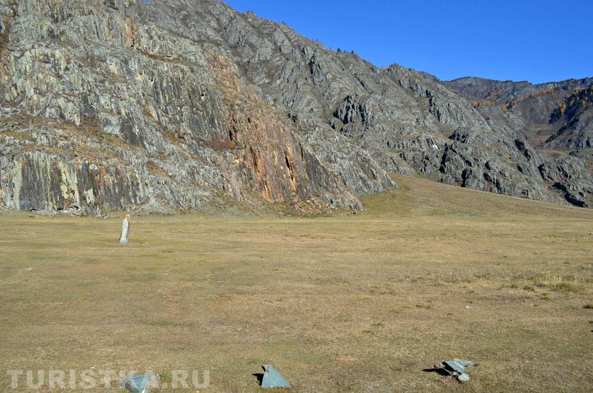 Вид на каменного воина с дороги