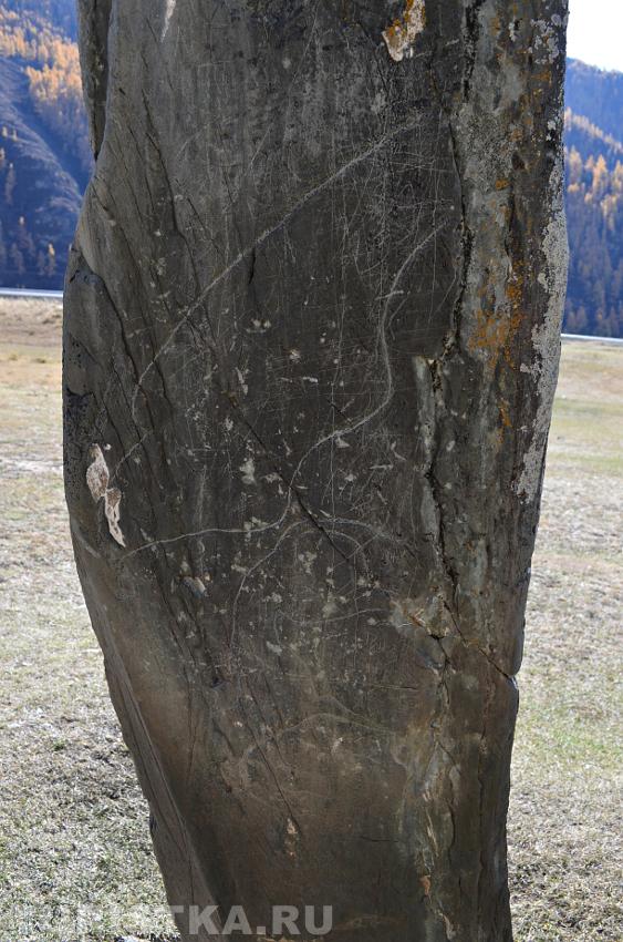 Изображения на задней стороне камня