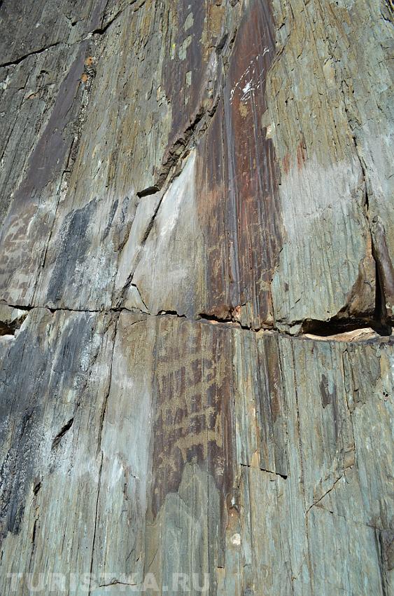 Петроглифы на скале