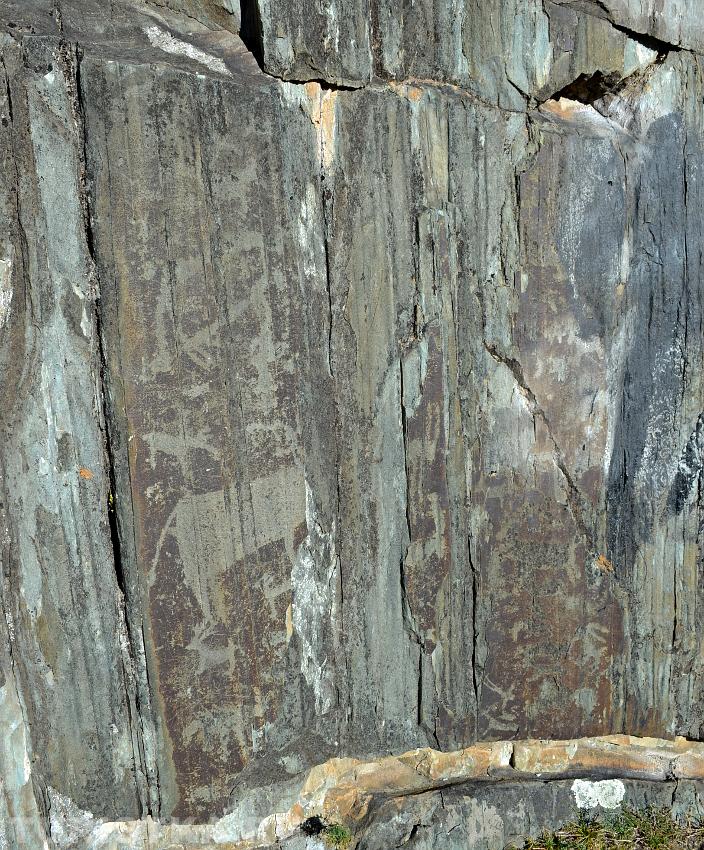 Петроглифы на скале